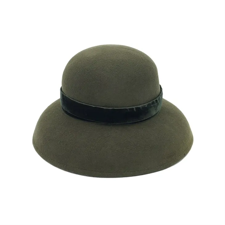 Gorros de lana de color verde negruzco