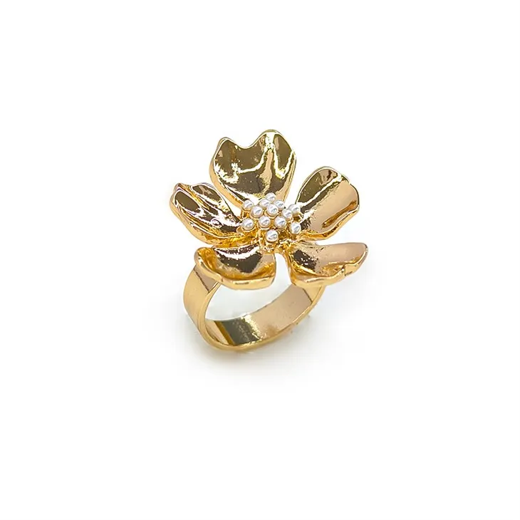 Anillo de oro con flor