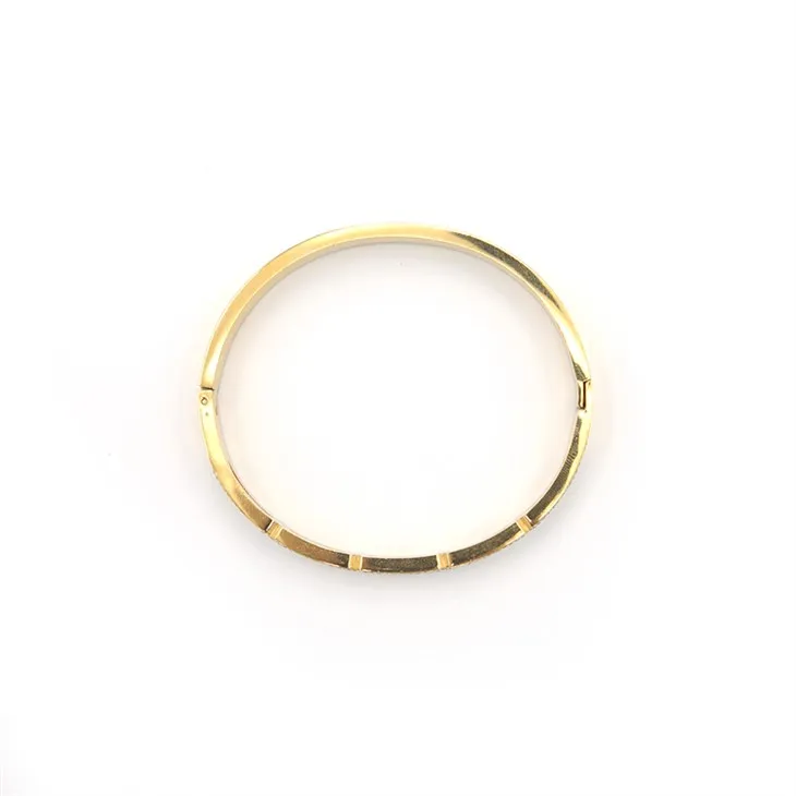 Pulsera elegante con estrella dorada