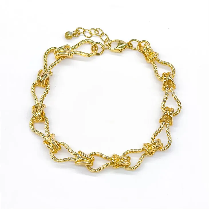 Pulsera texturizada con aros dorados