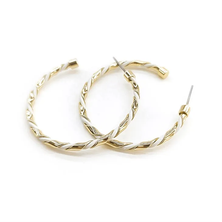 Pendiente con dije de textura dorada