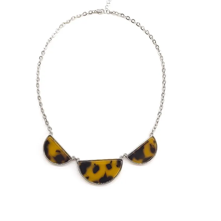 Collar de cadena con dijes y estampado de leopardo