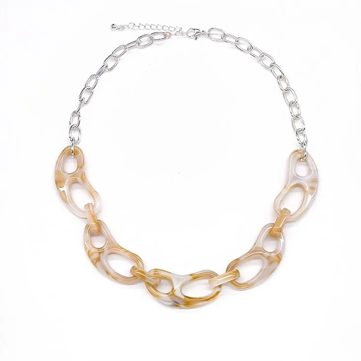 Collar de plata atrevido